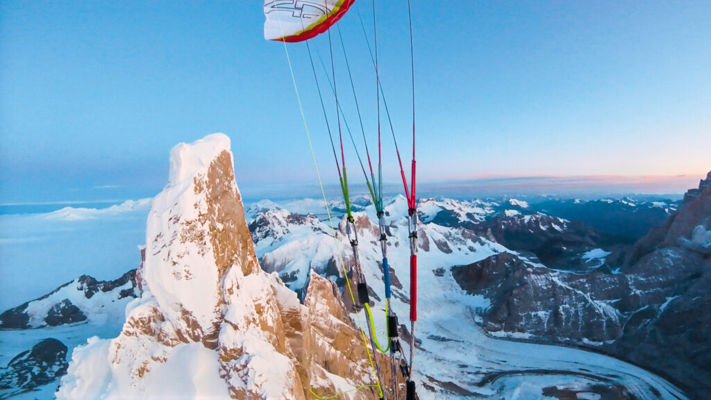 Fabian Buhl beim ersten Gleitschirmflug vom Cerro Torre nach selbstständigem Aufstieg.
