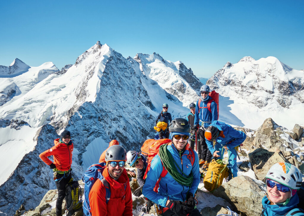 Das Alpinist Team des AVS am Gipfel des Piz Morteratsch in der Bernina. Foto: Martin Dejori
