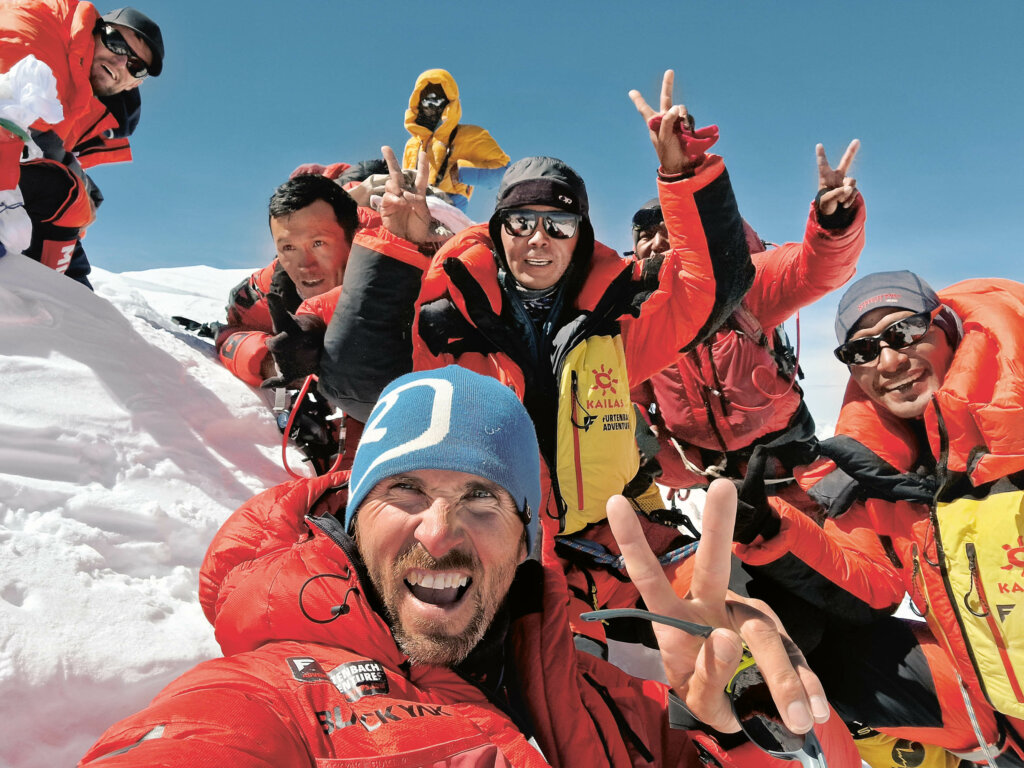 Am 26. Juli 2022 standen rund 120 Menschen am Gipfel des K2. Hier im Bild ein Team von Furtenbach Adventures mit Bergführer Roland Striemitzer.