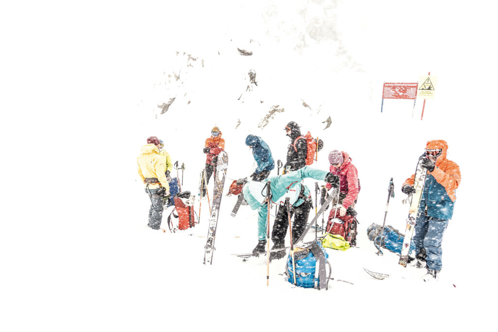 Skitourengeher beim Abziehen der Felle. Foto: Pauli Trenkwalder.