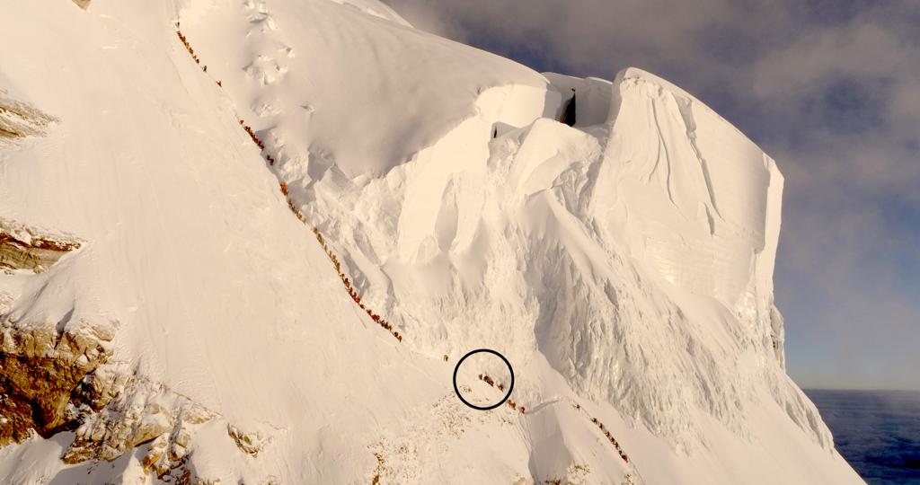 K2, die Traverse am Flaschenhalt um ca. 5:30, Hassan befindet sich im Kreis. Foto: Philip Flaeming/ServusTV