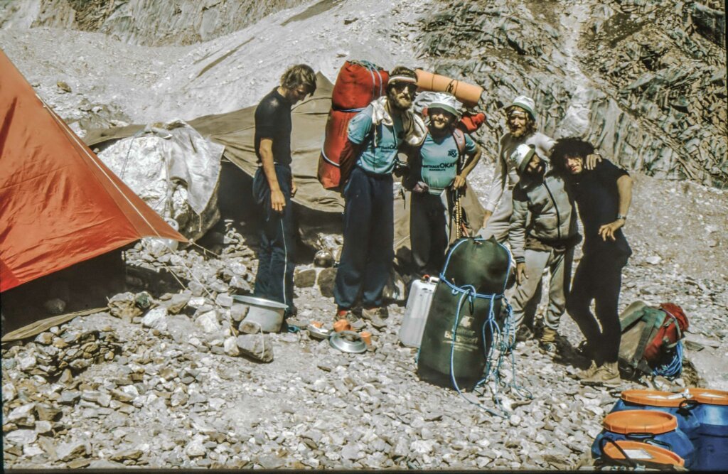 Hans Bärnthaler, Robert Renzler, Christoph Rimml, Thomas Burtscher, Rasul (Koch) und Michael Larcher bei der Masherbrum-Expedition 1985.