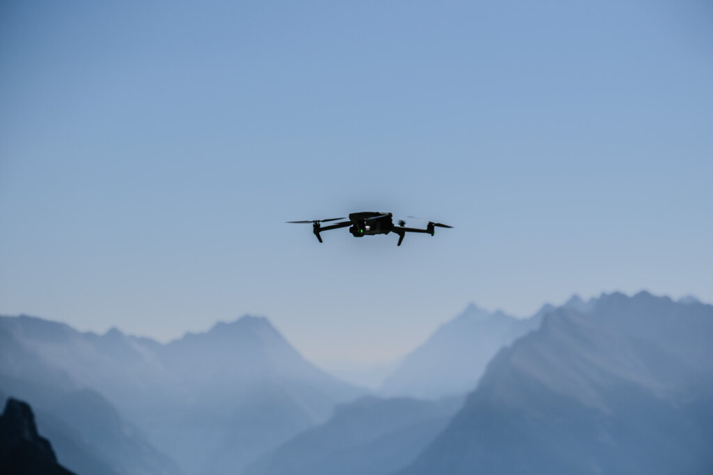 Seit der geltenden EU-Drohnenverordnung gilt eine Kennzeichnungspflicht, teils auch ein Drohnenführerschein. Foto: Simon Schöpf