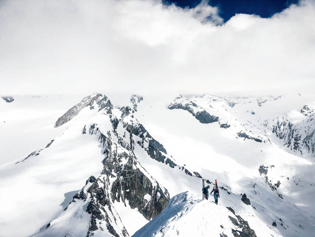 Das Junge Alpinisten TEAM vom ÖAV beim Skihochtouren-Update in Prägraten in Osttirol im April 2021. Foto: Matthias WurzerI