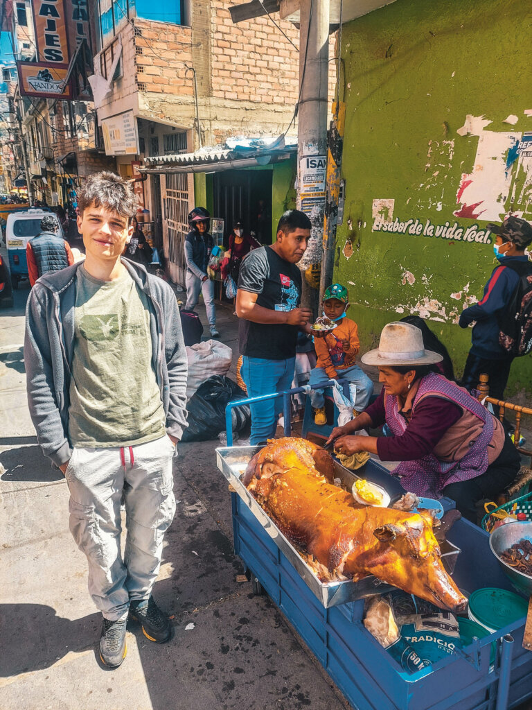 Felix Webhofer schaut sich in Peru nach veganer Expeditionskost um.