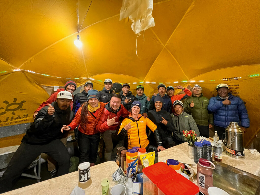 Kristin Harila und ihr Team im Annapurna Basislager.