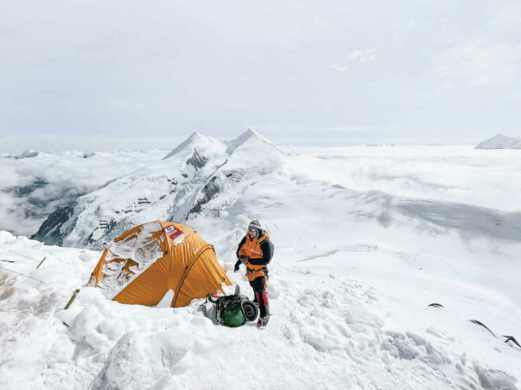 Besteigung des Dhaulagiri. Ein Zelt des Schweizer Expeditionsanbieters Kobler und Partner im Hintergrund.