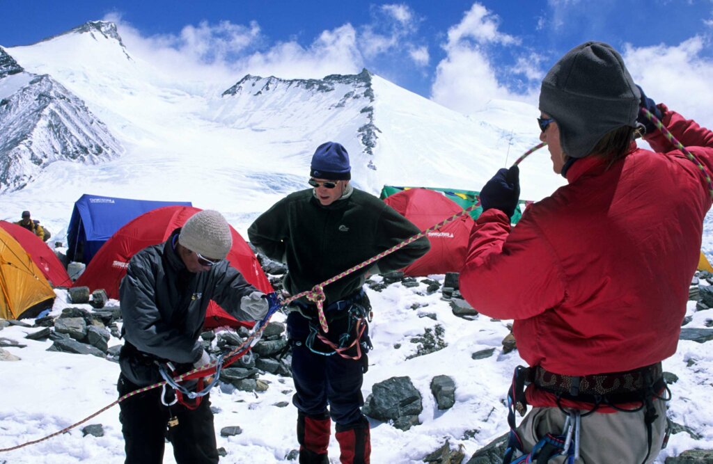 Übungen mit der Steigklemme im Everest Basecamp, Tibet. Foto: Robert Bösch