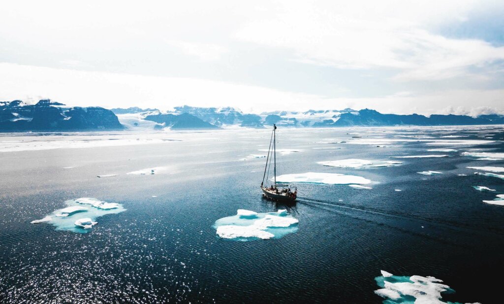 100 Tage auf stürmischer See auf dem Weg nach Grönland anstelle von 3 Stunden bequemen Flugzeug.
