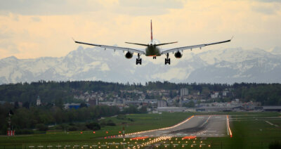 Flugzeug in den Bergen. Foto: Pascal Meier