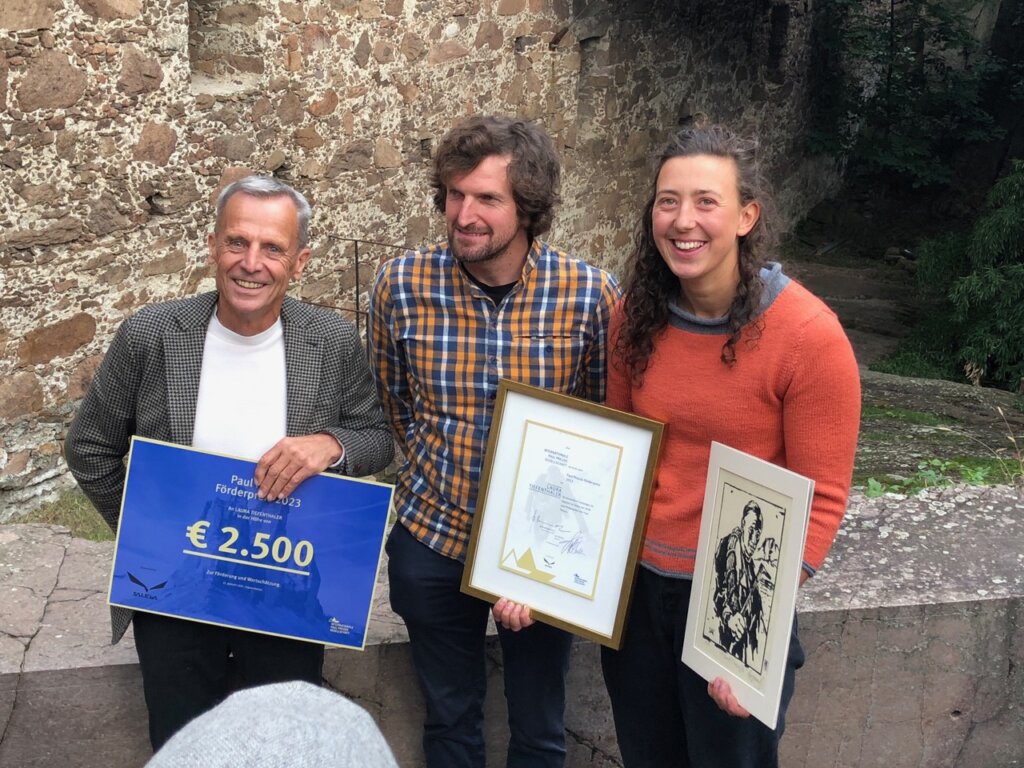 Mit 2500 € vom Sponsor Salewa war der Förderpreis dotiert, den Laura Tiefenthaler aus der Hand von IPPG-Obmann Georg Bachler (links) und Laudator Gebhard Bendler erhielt. Foto: IPPG/Helmberge