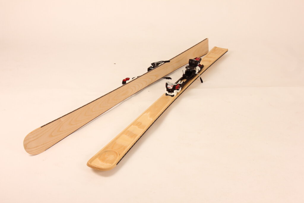 Die junge Firma Gemsjäger Ski entwickelt Ski aus purem Holz mit aufgeschraubten Stahlkanten. Foto: Gemsjäger Ski