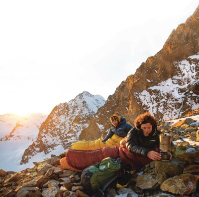 Fabian Buhl und Jeff Shapiro beim Biwakieren im Mont-Blanc-Gebiet. Im Einsatz ein Systemkocher.