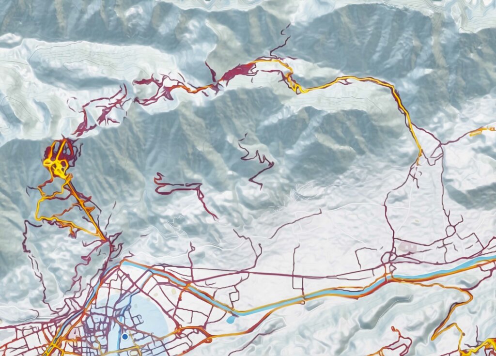 Auf der Strava-Heatmap von Innsbruck kann man die Skiaktivitäten rund um die Nordkettenbahnen (links im Bild) gut erkennen und die Skitourenaktivitäten im Karwendel zwischen Hafelekar und Halltal.