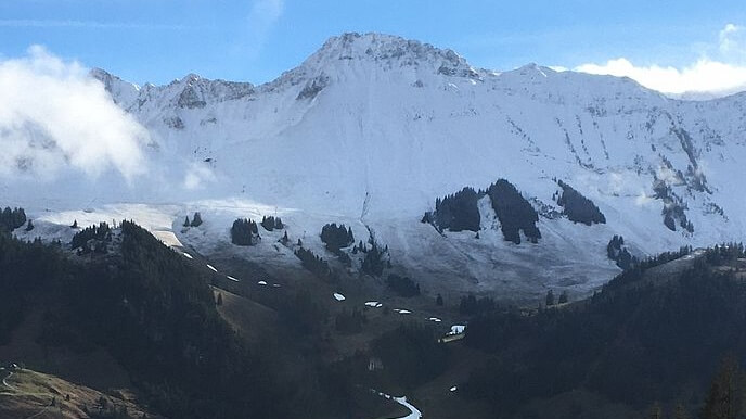 Mitten in der Hochsaison am 27.12.2022 lag das Skigebiet am Kaiseregg im Grünen. Foto: Franz Thalmann