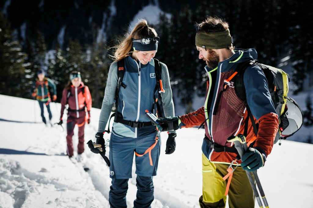 LVS-Check auf Skitour. Foto: Max Draeger / Ortovox