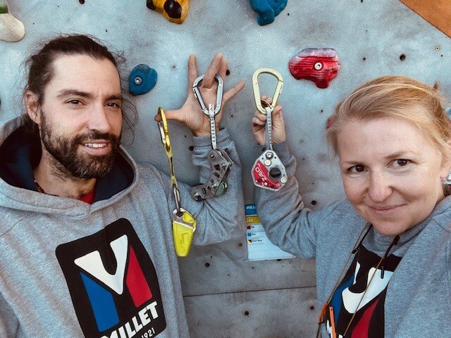 Máté und Leni der Kletterschule climBe haben alle Geräte mit etwa 20 Kilo Gewichtsunterschied getestet. Foto: climBe