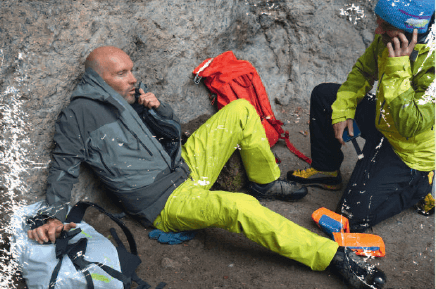 klassische Ausgangssituation für Erste Hilfe am Berg: Zwei Wanderer sind unterwegs und
einer bekommt während der Belastung
plötzlich ein Problem.