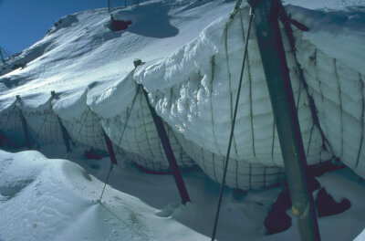 Bis an den Rand gefülltes Schneenetz im Winter 1999 bei Davos. Foto: Stefan Margreth/SLF
