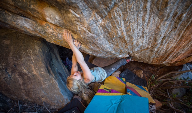 Mina klettert seit ihrem achten Lebensjahr. Bekannt wurde sie durch harte Boulderbegehungen. Foto: David Mason