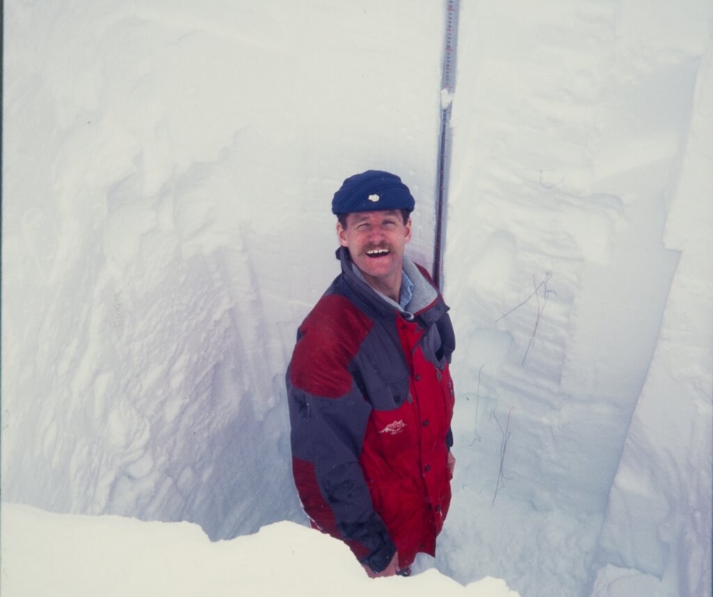 Der heutige Leiter des Lawinenwarndiensts Thomas Stucki erstellt im Lawinenwinter 1999 ein Schneeprofil. Foto: Thomas Stucki/SLF
