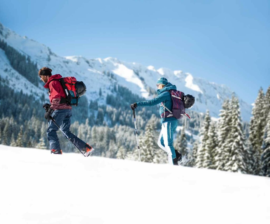 Skitourengeher mit Lawinen Rucksack ausgestattet