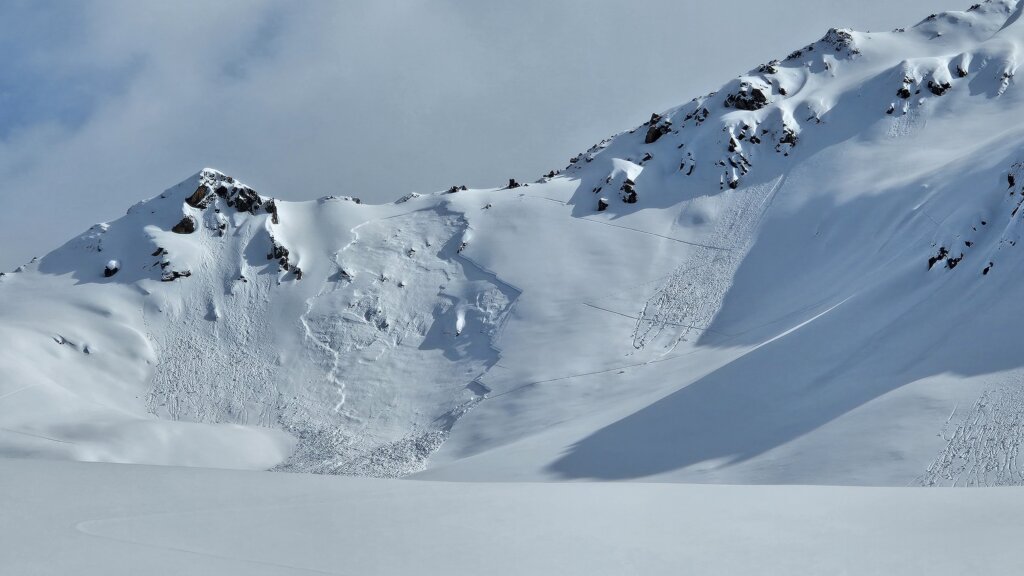 Vermutlich durch eine Person ausgelöste Schneebrettlawine im Altschnee am Börterhorn bei Davos (GR). Foto: Stuart Johnston