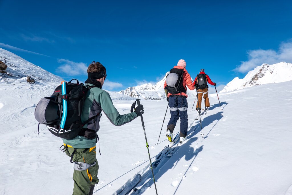 Die Bergsportschule Grischa führt Gäste auf den Piz Buin 3312m. Foto: Von der Bergsportschule Grischa organisiertes Ice Age Mountain Festival in der Via Mala Region mit Eisklettern, Lawinenkursen und Skitourenkursen. Foto: Nicolas Buechi