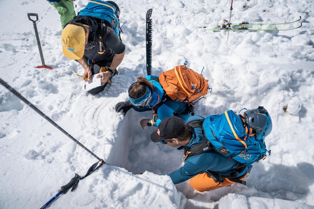 Für die Erstellung des täglichen Lawinenreports sind unter anderem Schneedeckenanalysen wichtig. Foto: Land Tirol/Christanell