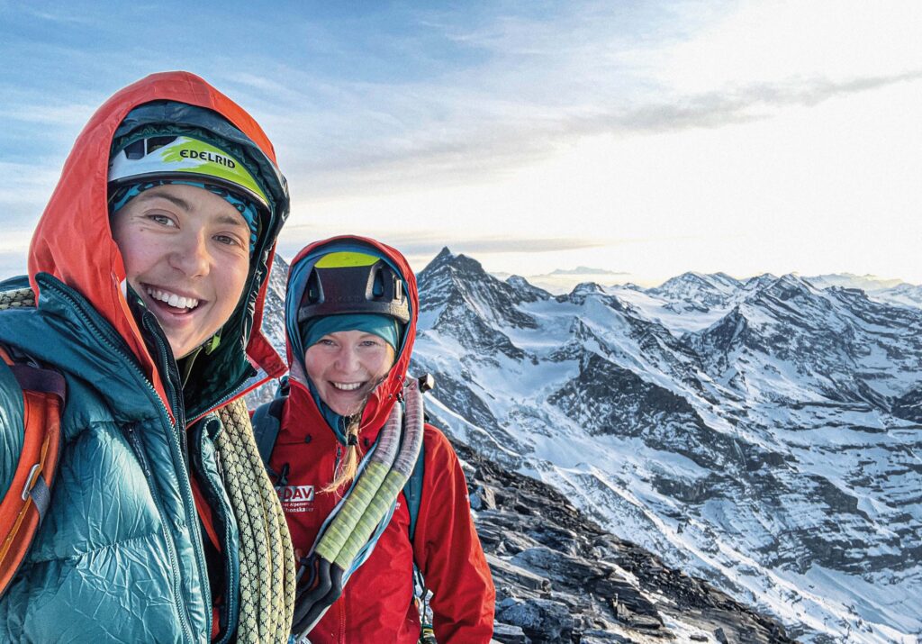 Laura Tiefenthaler und Jana Mörer am Gipfel des Eigers