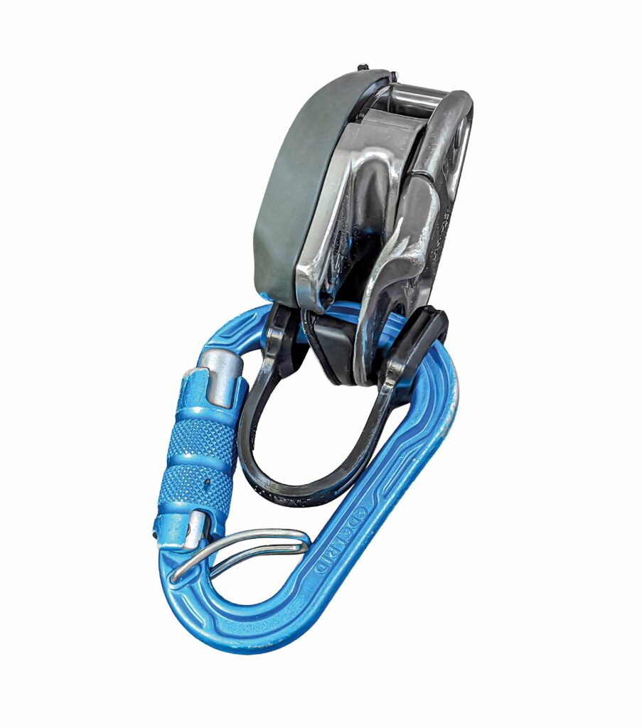 Safety carabiner with built-in anti-twist mechanism
